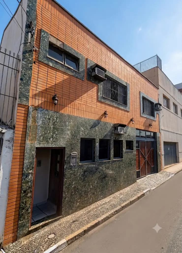 Fachada em pedra e tijolo da unidade de Mogi Mirim